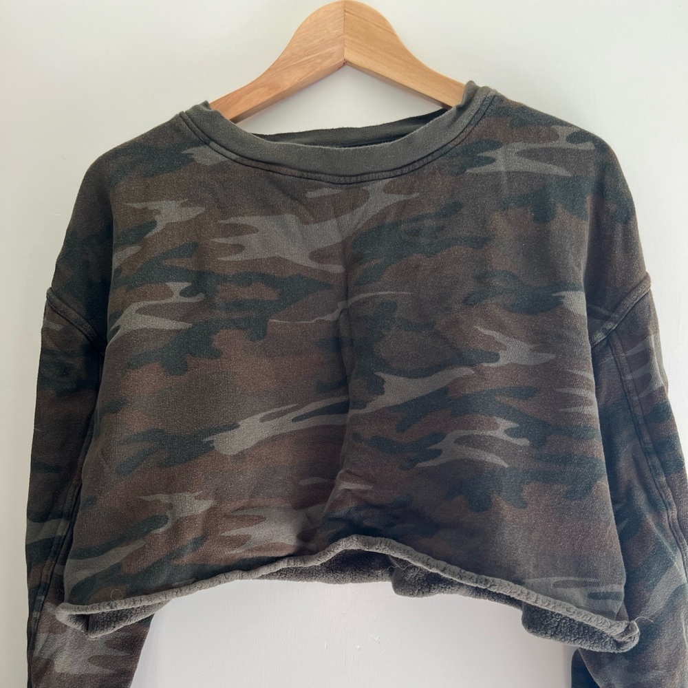Strut This | cropped sweatshirt green camo